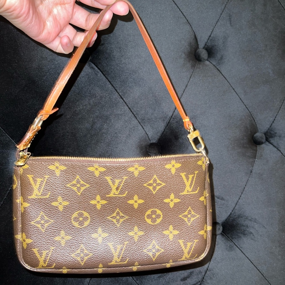 Lv shoulder bag , authentic